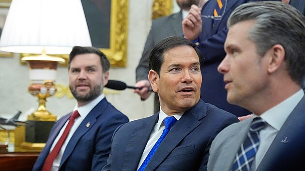 Viceprezident JD Vance, ministr zahrani�� Marco Rubio a ministr obrany Pete Hegseth na sch�zce s n�meck�m kancl��em Friedrichem Merzem a prezidentem Donaldem Trumpem v Ov�ln� pracovn� B�l�ho domu. (3. b�ezna 2026)
