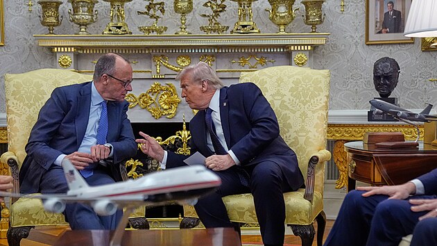 Prezident Donald Trump a Friedrich Merz na sch�zce v Ov�ln� pracovn� B�l�ho domu. (3. b�ezna 2026)