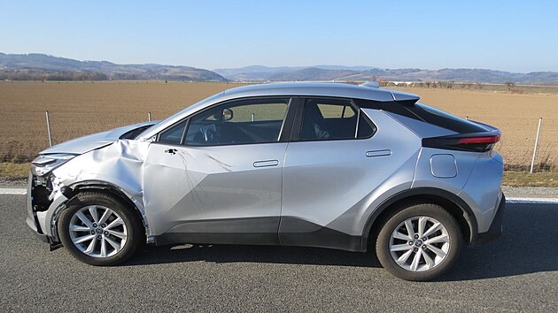 Osobn� auto narazilo na obchvatu Post�elmova do cyklisty, kter� silnici p�ej�d�l nap��� pruhy.