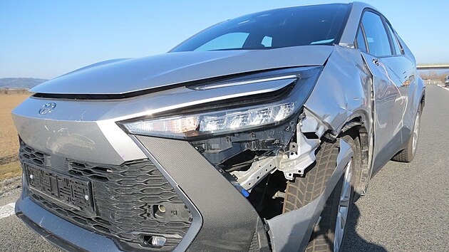 Osobn� auto narazilo na obchvatu Post�elmova do cyklisty, kter� silnici p�ej�d�l nap��� pruhy.