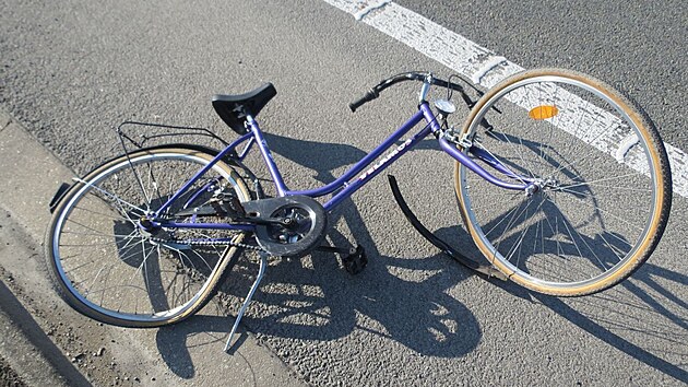 Osobn� auto narazilo na obchvatu Post�elmova do cyklisty, kter� silnici p�ej�d�l nap��� pruhy. Kolo n�raz vymr�til p�es svodidla do protism�ru.