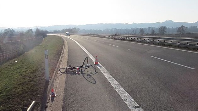 Osobn� auto narazilo na obchvatu Post�elmova do cyklisty, kter� silnici p�ej�d�l nap��� pruhy. Kolo n�raz vymr�til p�es svodidla do protism�ru.