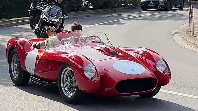Pilot F1 Charles Leclerc a jeho snoubenka Alexandra Saint Mleux byli spat�eni, jak v b�l�m proj�d�j� Monakem ve veter�nsk�m Ferrari 250 Testa Rossa.
