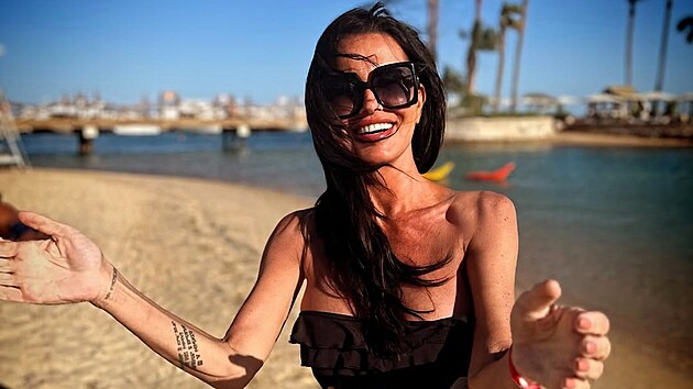 Silvia Lakato�ov� v bikin�ch na dovolen� u mo�e (2026)