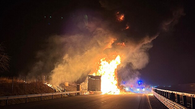 Na dálnici D35 hořel návěs náklaďáku. Řidič včas odpojil tahač