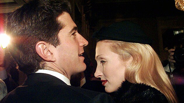 Carolyn Bessette, provdan� Kennedy, nebyla klasick� kr�ska. M�la ov�em ono t�ko popsateln� je ne sais quoi, kter� ostatn� p�itahovalo u� od jej�ch �koln�ch let.