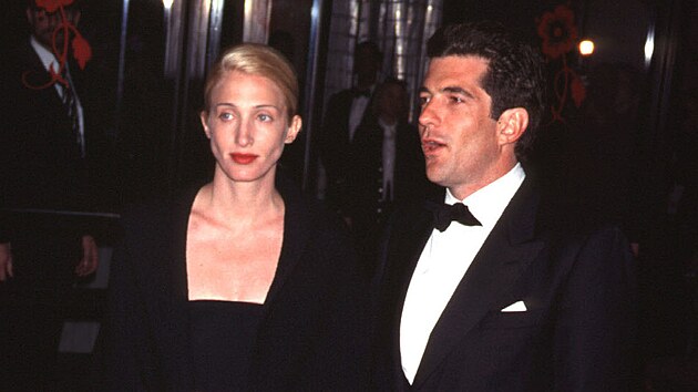 Styl Carolyn Bessette-Kennedy je pova�ov�n za synonymum pro minimalismus. Jej� jedinou ozdobou byla �asto pouze rt�nka.