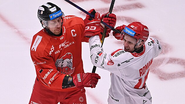 Bitka mezi olomouck� Ji��m Ondru�kem (vlevo) a t�ineck�m Milo�em Romanem b�hem...