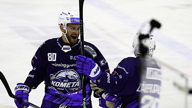 Hokejist� Komety Brno slav� �vodn� g�l v utk�n� s �esk�mi Bud�jovicemi.