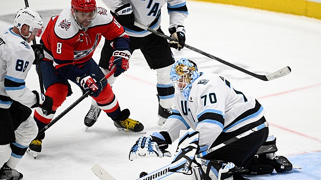 Karel Vejmelka (70) v br�n� Utah Mammoth b�hem z�pasu s Washington Capitals zasahuje p�ed Alexem Ove�kinem (8).