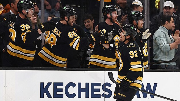 Marat Chusnutdinov (92) a David Pastr��k (88) oslavuj� g�l Boston Bruins.
