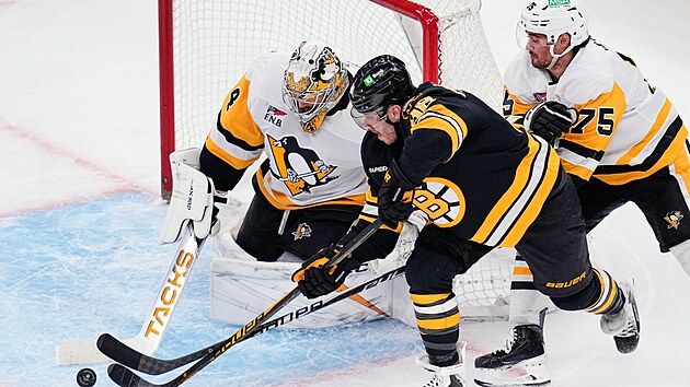 David Pastr��k z Boston Bruins p�ed br�nou Pittsburgh Penguins