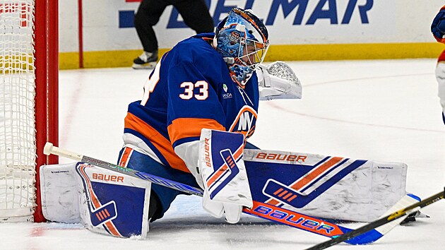 David Rittich (33) z New York Islanders jde po puku.