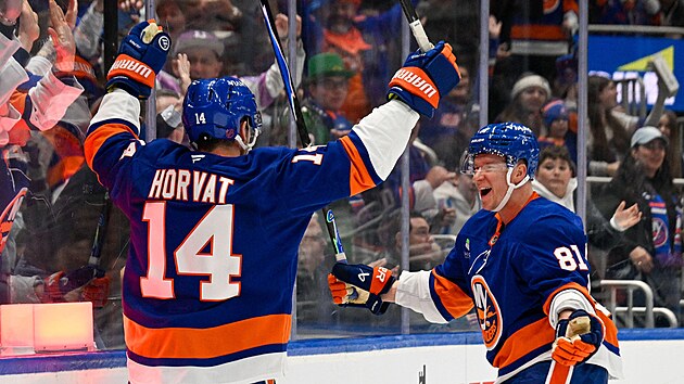 Bo Horvat (14) a Ond�ej Pal�t (81) slav� g�l New York Islanders.
