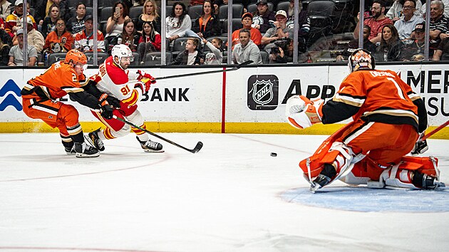 Nazem Kadri (91) z Calgary Flames �to�� na br�nu Anaheim Ducks, v n� kle�� Luk� Dost�l (1).
