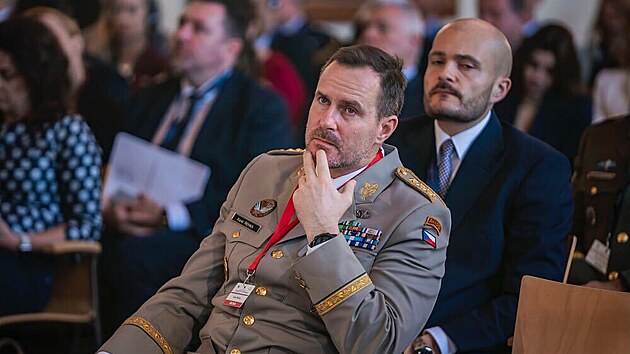 N�rodn� konference Na�e bezpe�nost nen� samoz�ejmost na Pra�sk�m hrad�. Na fotografii je n��eln�k gener�ln�ho �t�bu Karel �ehka. Za n�m p�edseda p�edstavenstva pr�myslov�ho holdingu Czechoslovak Group Michal Strnad (5. b�ezna 2026)