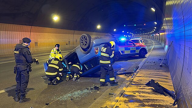�idi�ka osobn�ho auta m�la nehodu v Brusnick�m tunelu v Praze sm�rem na Sm�chov. S autem vrazila do st�ny. (3. b�ezna 2026)