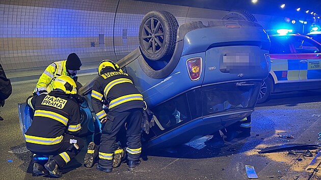�idi�ka osobn�ho auta m�la nehodu v Brusnick�m tunelu v Praze sm�rem na Sm�chov. S autem vrazila do st�ny. (3. b�ezna 2026)