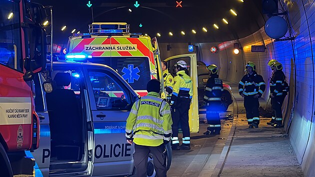 �idi�ka osobn�ho auta m�la nehodu v Brusnick�m tunelu v Praze sm�rem na Sm�chov. S autem vrazila do st�ny. (3. b�ezna 2026)
