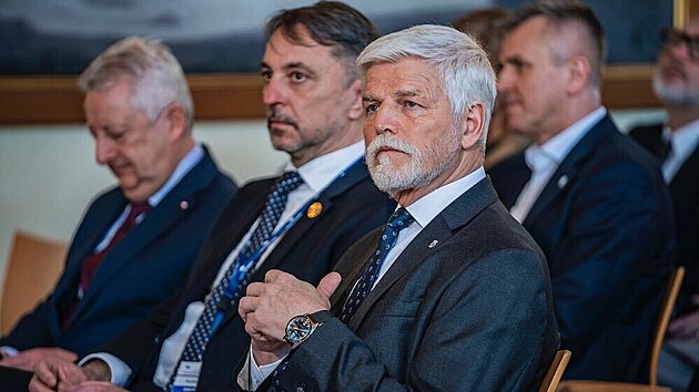 Obranu nelze řídit z roku na rok, vyzval prezident Pavel