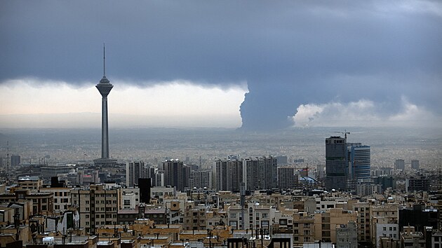 Spojen� st�ty a Izrael v �r�nu za�to�ily na �ty�i ropn� sklady a logistick� st�edisko pro p�epravu ropn�ch produkt�. (8. b�ezna 2026)