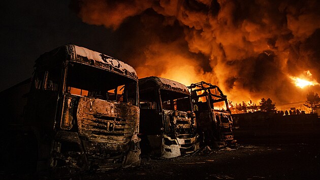 Spojen� st�ty a Izrael v �r�nu za�to�ily na �ty�i ropn� sklady a logistick� st�edisko pro p�epravu ropn�ch produkt�. (8. b�ezna 2026)