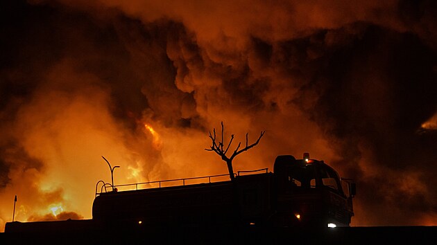 Spojen� st�ty a Izrael v �r�nu za�to�ily na �ty�i ropn� sklady a logistick� st�edisko pro p�epravu ropn�ch produkt�. (8. b�ezna 2026)