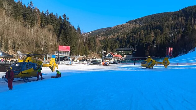 Z�chran��i zasahovali u sr�ky ly�a�e a snowboardistky ve �pindlerov� Ml�n�. (3. b�ezna 2026)