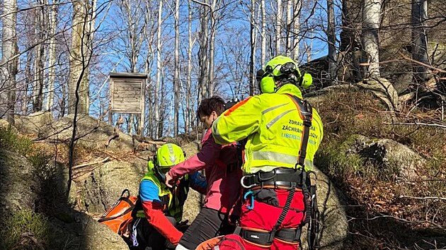 Vrtuln�k a z�chran��i vyrazili na pomoc turistce se zlomenou nohou ve Fr�dlantsk�m v�b�ku. (3. b�ezna 2026)