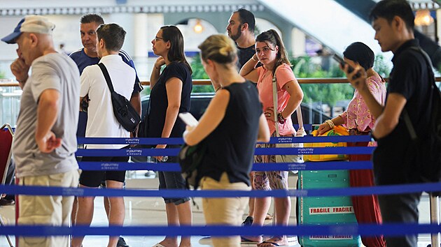 Cestující u p�epá�ky Qatar Airways na leti�ti Gusti Ngurah Rai na Bali (1....
