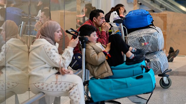 Cestuj�c� ze zru�en�ch let� vy�k�vaj� na Bejr�tsk�m mezin�rodn�m leti�ti Raf�ka Har�r�ho. (28. �nora 2026)