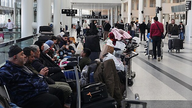 Cestuj�c� ze zru�en�ch let� vy�k�vaj� na na Bejr�tsk�m mezin�rodn�m leti�ti Raf�ka Har�r�ho. (28. �nora 2026)