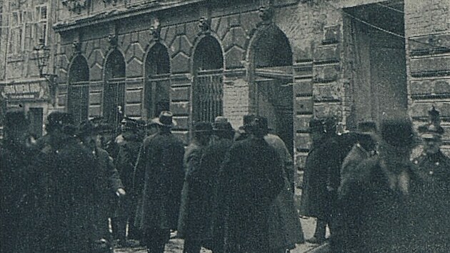 P�ed 100 lety ot��sl Prahou v�buch. Z voj�k� zbyla jen hrom�dka masa a hadr�