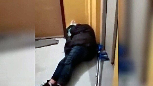 Fekální sousedka! Obyvatelé bytového domu trpí