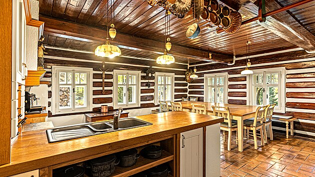 Tradi�n� krkono�sk� chalupa je po n�kladn�, rozs�hl� a precizn� rekonstrukci.