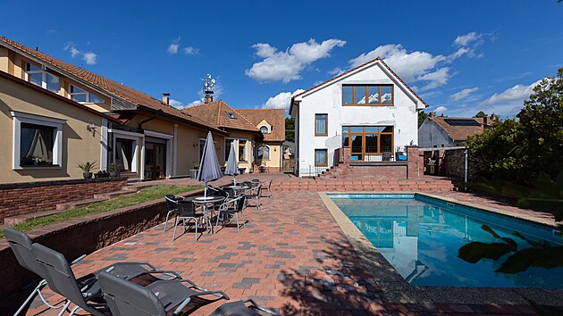 Mezi jednotlivými budovami �ev�íkova �panství� nabízí chvíle odpo�inku bazén.