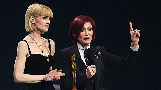 Kelly Osbourne a Sharon Osbourne na ud�len� BRIT Awards v Manchesteru (28. �nora 2026)