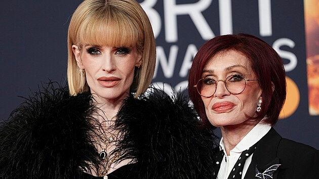 Kelly Osbourne a Sharon Osbourne na ud�len� BRIT Awards v Manchesteru (28. �nora 2026)