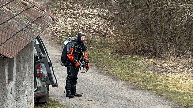 Pod hladinou rybn�ka v obci Kn�most na�li auto, uvnit� byl mrtv� �lov�k. (8. b�ezna 2026)