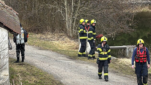 Pod hladinou rybn�ka v obci Kn�most na�li auto, uvnit� byl mrtv� �lov�k. (8. b�ezna 2026)