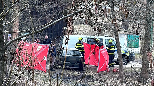 Pod hladinou rybn�ka v obci Kn�most na�li auto, uvnit� byl mrtv� �lov�k. (8. b�ezna 2026)