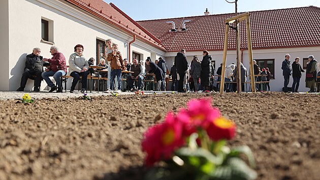 Starou faru myslibo�ický fará� zboural bagrem. Na míst� nechal postavit d�m s...