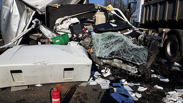 Do n�kladn�ho auta odstaven�ho pro poruchu na krajnici narazila na D35 z Olomouce na Mohelnici dod�vka. Nehoda d�lnici uzav�ela. (6. b�ezna 2026)