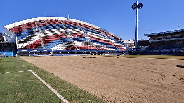 Tr�vn�k��i fotbalov� Olomouce za�ali na Androv� stadionu pokl�dat nov� povrch. (6. b�ezna 2026).
