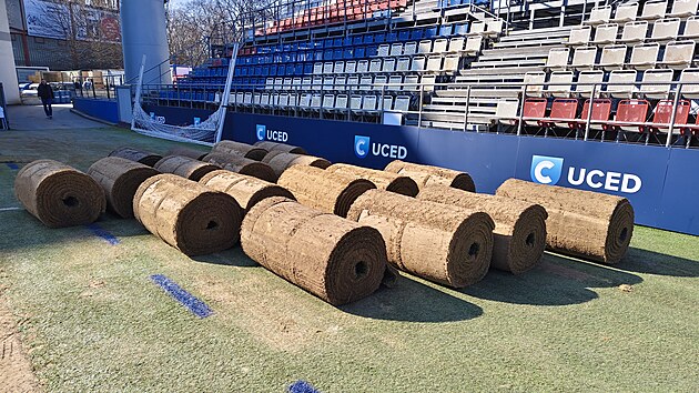 Tr�vn�k��i fotbalov� Olomouce za�ali na Androv� stadionu pokl�dat nov� povrch. (6. b�ezna 2026).