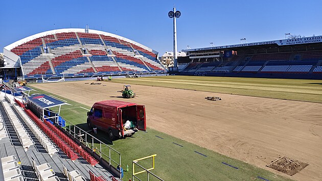 Tr�vn�k��i fotbalov� Olomouce za�ali na Androv� stadionu pokl�dat nov� povrch. (6. b�ezna 2026).