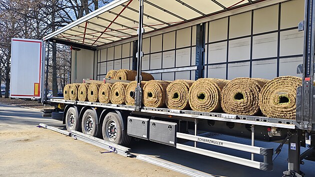 Tr�vn�k��i fotbalov� Olomouce za�ali na Androv� stadionu pokl�dat nov� povrch. (6. b�ezna 2026).