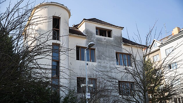 Neudr�ovan� vila v Blanick� ulici v Olomouci nedaleko n�dra�� se stala m�stem pobytu bezdomovc� a lid� z�visl�ch na drog�ch. M�sto chce majitele p�im�t k n�prav� zv��en�m dan� z nemovitosti. (3. b�ezna 2026)