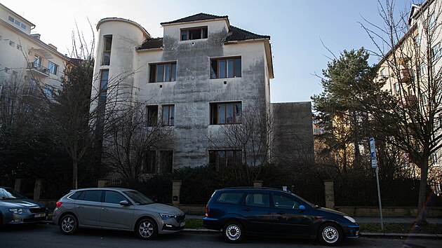 Neudr�ovan� vila v Blanick� ulici v Olomouci nedaleko n�dra�� se stala m�stem pobytu bezdomovc� a lid� z�visl�ch na drog�ch. M�sto chce majitele p�im�t k n�prav� zv��en�m dan� z nemovitosti. (3. b�ezna 2026)