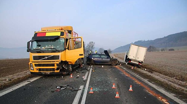 P�i nehod� na �umpersku zem�el �idi�, do jeho� odstaven�ho auta narazila dod�vka. (4. b�ezna 2026)